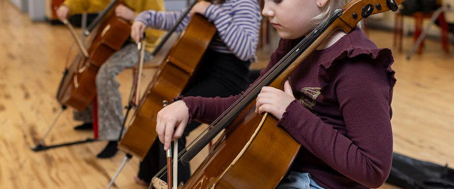 Violin og cello i skoledagen